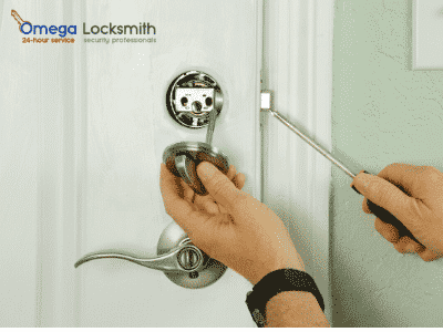 Door lock repair by a Chicago locksmith